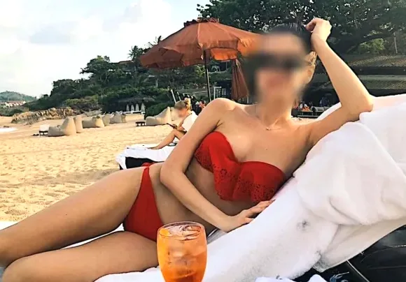 Eva, 35
